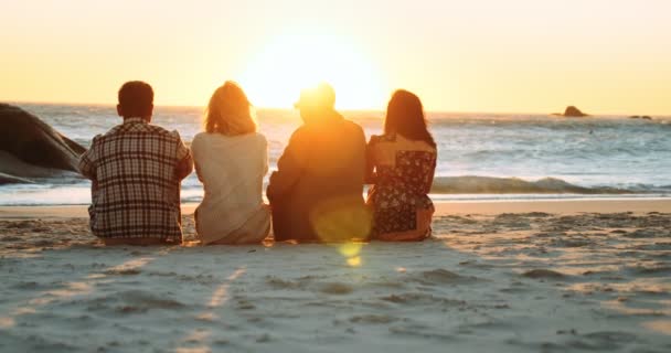 Quatro Amigos Ver Pôr Sol Sentado Praia Tiro Firme Imagens — Vídeo de Stock