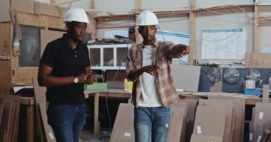 İki genç Afrikalı bir marangoz fabrikasında anlaşma yapıyor. - Evet. Yüksek kalite 4k görüntü