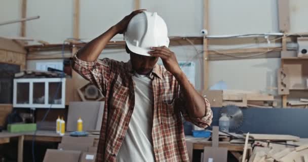 Afrikanisches Männchen Setzt Einen Hut Auf Und Faltet Dann Den — Stockvideo