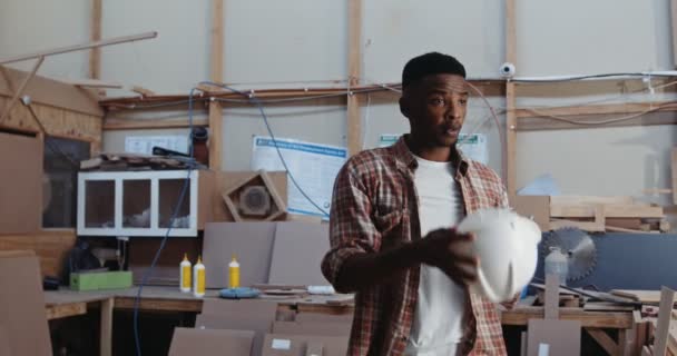 Satisfeito Jovem Macho Africano Remove Hardhat Após Trabalho Fábrica Imagens — Vídeo de Stock