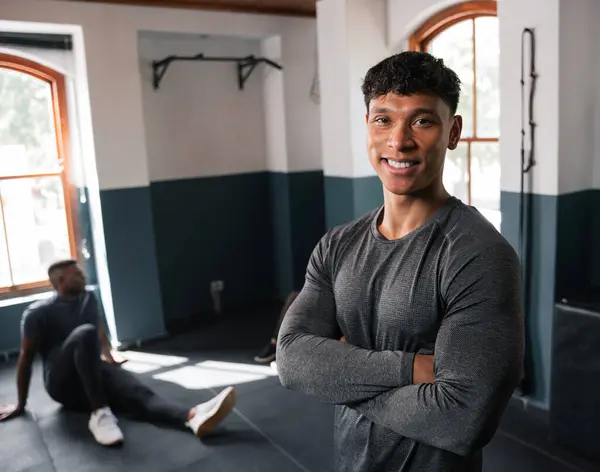 Man Står Ett Gym Med Armarna Kors Och Tittar Genom Royaltyfria Stockbilder
