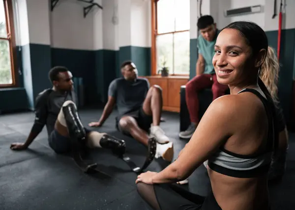 Grupp Personer Med Protesben Sitter Gymmet Och Musklerna Spänner När Stockbild