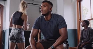 Spor dersine ara verirken alnındaki teri silip temizleyen Afrikalı Amerikalı. Yüksek kalite 4k görüntü