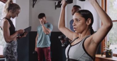 Spor salonunda ağırlık çalışan bir kadın. Yüksek kalite 4k görüntü