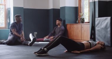 Çok ırklı kadın nefesi spor salonunda yer çalışması yapıyor. Yüksek kalite 4k görüntü