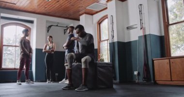 Spor salonundaki çeşitli gruplar arasında protez bacaklı bir adam ve dizlik takan bir adam da var. Birbirlerine destek ve kapsayıcılık göstererek fitness aktivitelerinde ilham veriyorlar.