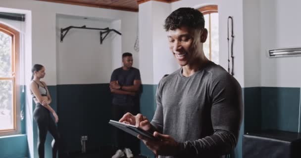 Een Man Gebruikt Een Tablet Een Fitnessruimte Zijn Trainingsvoortgang Volgen — Stockvideo