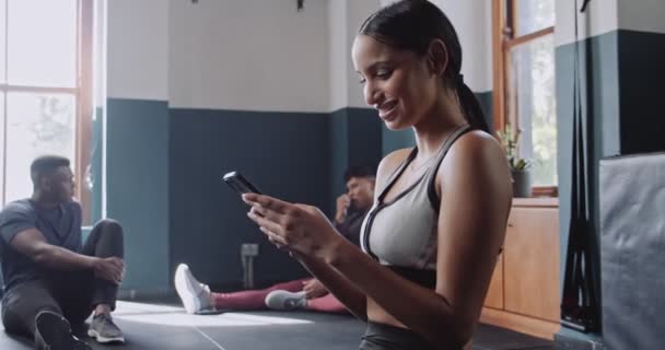 运动多种族的女人在健身房工作时嘲笑移动设备 高质量的4K镜头 — 图库视频影像
