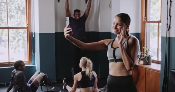 Mulher Multiétnica Leva Selfie Estúdio Fitness Após Treinamento Imagens Alta — Vídeo de Stock
