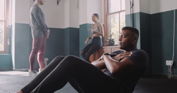 Africký Atlet Provádí Sedy Fitness Studiu Vysoce Kvalitní Záběry — Stock video