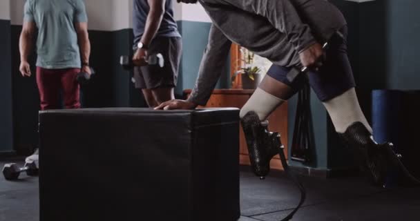 Afroameričtí Dvojití Amputovaní Protézami Cvičícími Tricepsy Vysoce Kvalitní Záběry — Stock video
