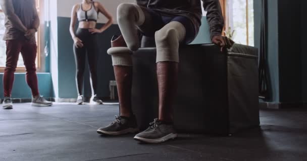 Άτομα Τραύματα Στο Γόνατο Προσθετικά Πόδια Αθλητικά Γυμνάζονται Γυμναστήριο Επιδεικνύοντας — Αρχείο Βίντεο