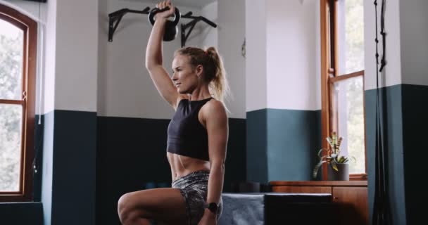 Blanke Vrouwelijke Atleet Uit Werken Indoor Studio Tillen Gewichten Hoge — Stockvideo
