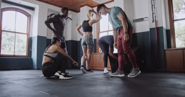Skupina Sportovců Gratuluje Sezení Fitness Studiu Vysoce Kvalitní Záběry — Stock video