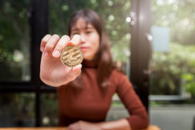 Altın Litecoin (kripto para birimi) iş kadınının elinde. Yeni Sanal Para Konsepti.