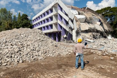 Tableti tutan mühendis yıkımı kontrol ediyor, binayı yıkıyor..