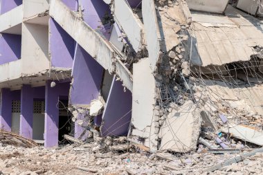 Deprem yüzünden çöken yıkıntılar ve yıkıntılar..