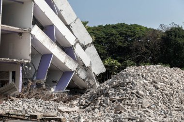 Deprem yüzünden çöken yıkıntılar ve yıkıntılar..