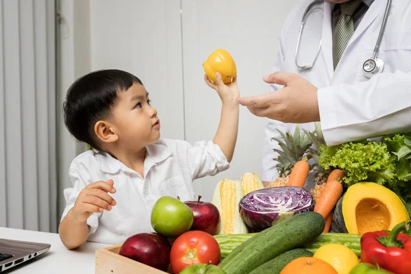 Garçon Médecin Heureux Manger Sainement Enfant Apprendre Sur Nutrition Avec — Photo
