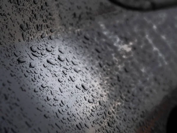 Nahaufnahme Von Wassertropfen Auf Dunkelgrauem Auto Nach Regen — Stockfoto