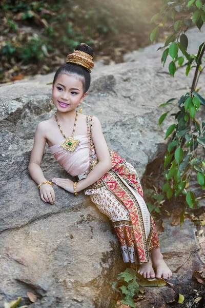 Roztomilé Thajská Dívka Sobě Thajské Tradiční Oblečení — Stock fotografie