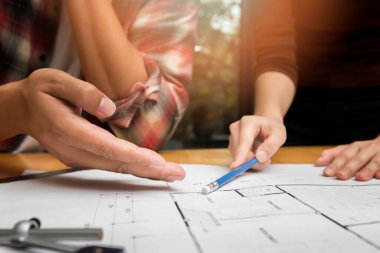 Ofiste planla çalışan iki iş arkadaşından oluşan bir grup. Eş zamanlı takım çalışması kavramı.