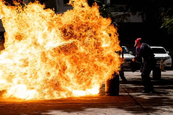 Chiang Mai Thailand August 2018 Feuerwehrmann Demonstriert Die Explosion Von — Stockfoto