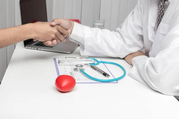 Tıp Sağlık Hizmetleri Kavramı Doktor Ile Kırmızı Kalp Steteskop Bir — Stok fotoğraf