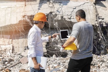 Yıkım kontrol şefi ve ustabaşı binayı yıkmayı tartışıyorlar..