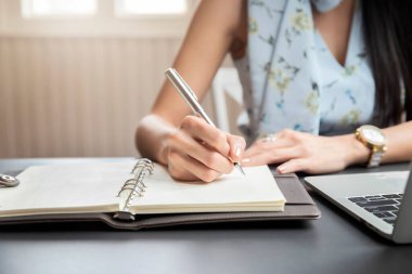 Kadının ellerini kapat ve kafede deftere yazı yaz..