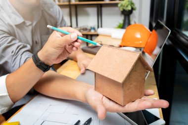 Ofiste birlikte çalışan kendine güvenen bir mimar ekibi. Masadaki yeni başlangıç projesini tartışıyorlar. Mimar, mühendisle ofisteki proje, mimari konsept hakkında görüştü