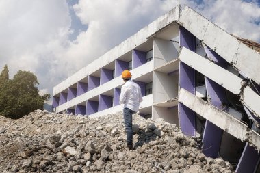 Tableti tutan mühendis yıkımı kontrol ediyor, binayı yıkıyor..