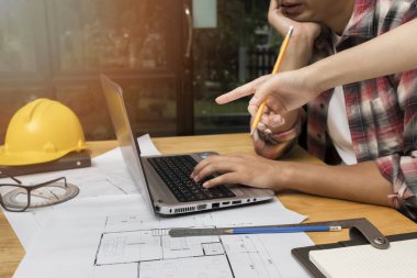 Ofiste planla çalışan iki iş arkadaşından oluşan bir grup. Eş zamanlı takım çalışması kavramı.