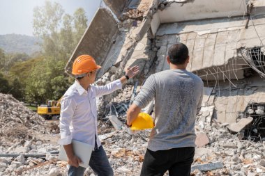 Yıkım kontrol şefi ve ustabaşı binayı yıkmayı tartışıyorlar..