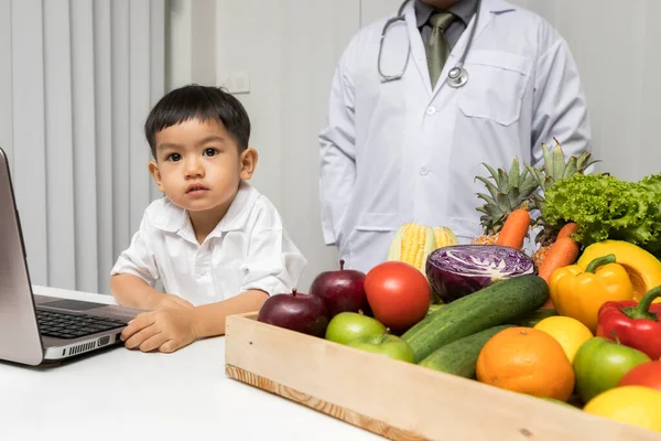 Bambini Medici Felici Avere Cibo Sano Kid Conoscere Nutrizione Con — Foto Stock
