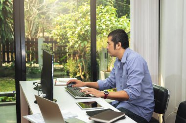 Programcı yazılım geliştiriyor. Programlama ve kodlama teknolojileri geliştiriliyor. Web sitesi tasarımı. Siber uzay kavramı.