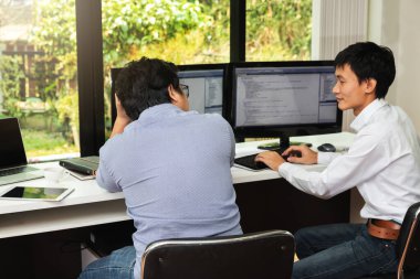 Programcılar yazılım geliştirme işinde çalışıyor. Programlama ve kodlama teknolojileri geliştiriliyor. Web sitesi tasarımı. Siber uzay kavramı.