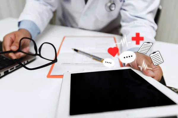 Masada Tablet Bilgisayarla Çalışan Bir Doktor Teknoloji Tıbbi Konsept — Stok fotoğraf