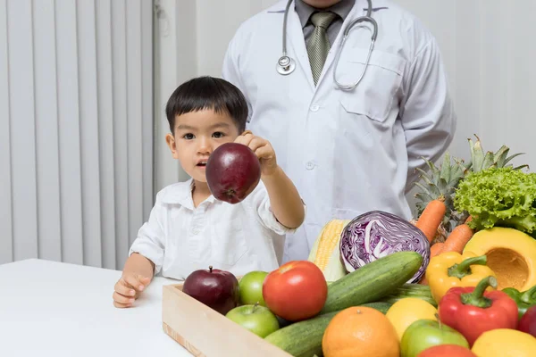 Egy Fiú Egy Orvos Akik Örülnek Egészséges Ételnek Kölyök Tanulás — Stock Fotó