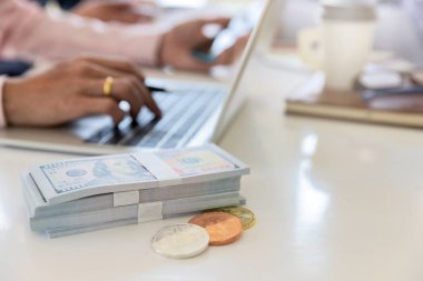 ABD Doları banknotlar ve Kripto Para Birimi Ofiste çalışan bilgisayarlı İşadamı hakkında bitcoin