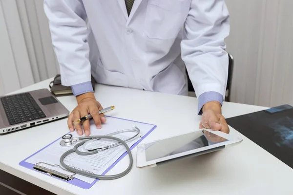 Doctor Trabajando Con Tableta Escritorio Tecnología Concepto Médico — Foto de Stock