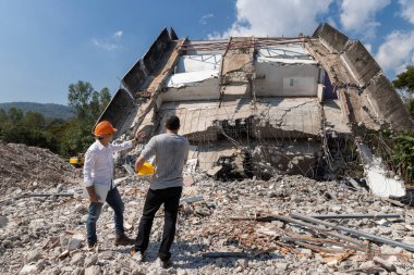 Yıkım kontrol şefi ve ustabaşı binayı yıkmayı tartışıyorlar..