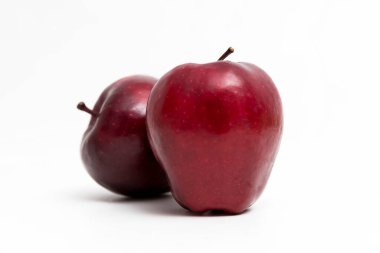 Beyaz arka planda izole edilmiş taze kırmızı elma..