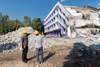 Yıkım kontrol şefi ve ustabaşı binayı yıkmayı tartışıyorlar..