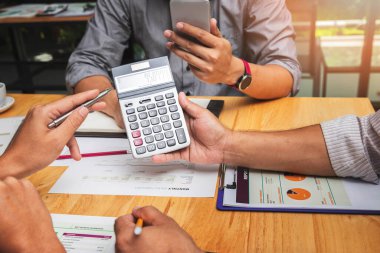 İş ekibi toplantısı ve proje planı. İş adamları toplantı odasında tartışıyor. İş projesinde birlikte çalışan profesyonel bir yatırımcı. Finans yöneticilerinin görevi.