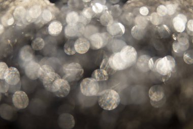 Koyu arkaplanda Gri Soyut Bokeh Işık Efekti.