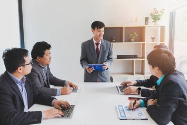 İş adamları aylık üniversite bütçesi ve mali tabloyu toplantıdaki meslektaşlarına sundular..