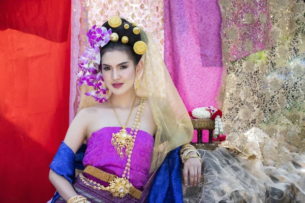 穿着泰国人传统服装的泰国人 — 图库照片