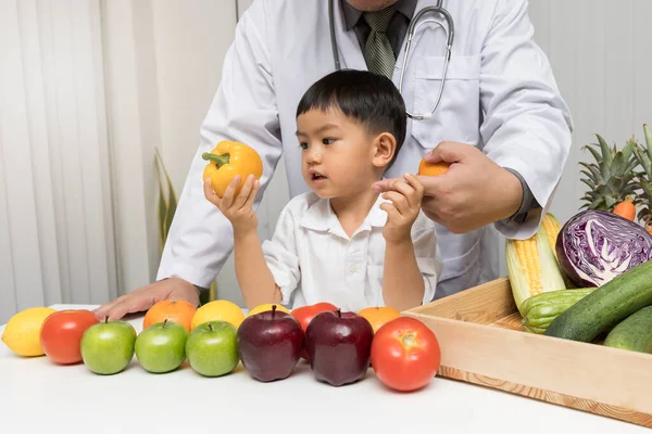 Rapaz Médico Felizes Por Terem Comida Saudável Criança Aprendendo Sobre — Fotografia de Stock