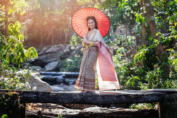 Krásná Thajská Žena Nosí Thajské Tradiční Oblečení Červeným Deštníkem — Stock fotografie